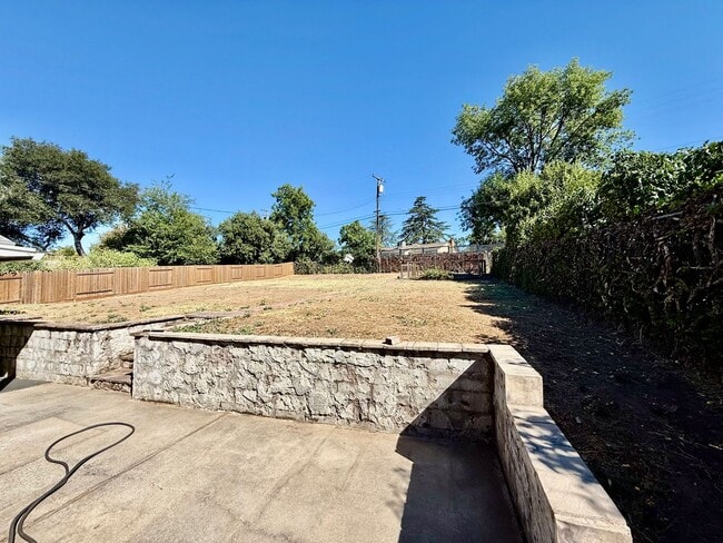 Building Photo - Great home available NOW