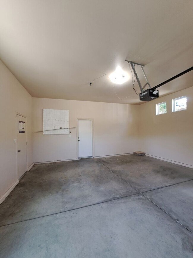 Building Photo - Move-in Special: Half Off the 1st Month's Rent – Charming 4 Bedroom House To Call Home!