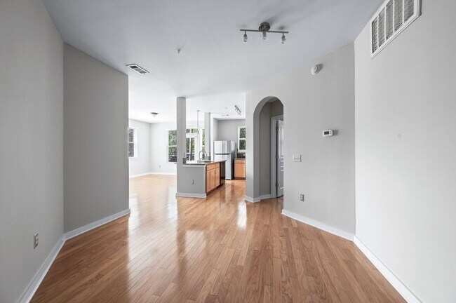 Building Photo - Spacious 3BR/2BA end unit at Bristol West ...