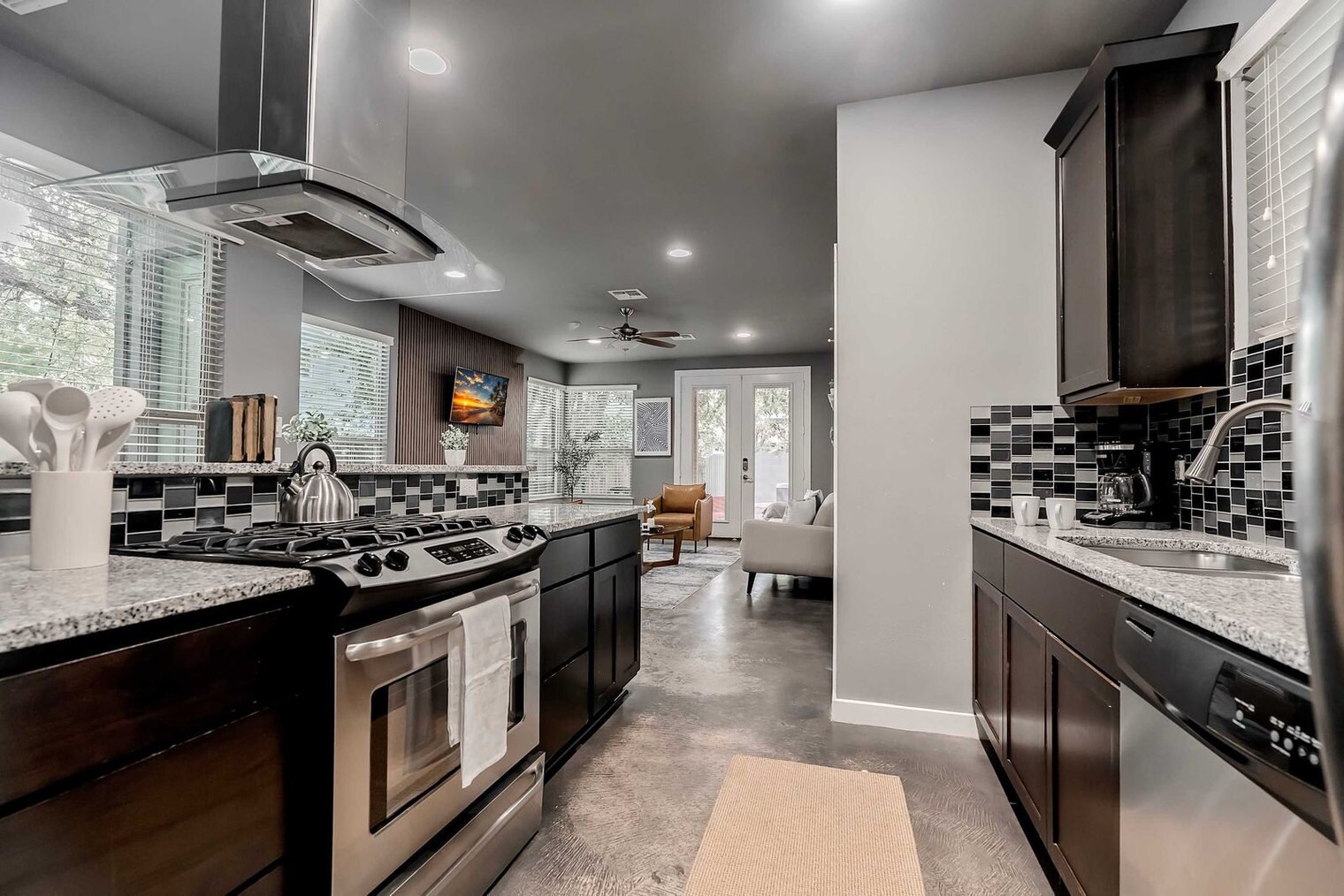 Building Photo - 2002 Rosewood Ave