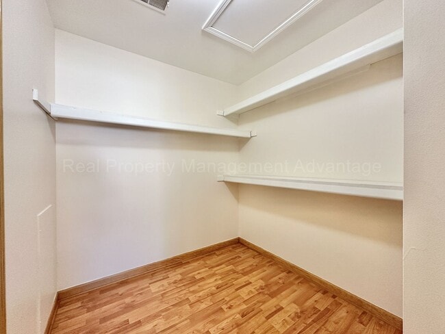 Building Photo - Spacious 2 Bed Condo with Attached Garage