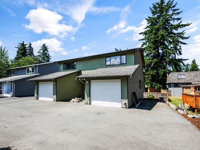 Building Photo - 2 BED & 1.5 BATH DUPLEX FOR RENT