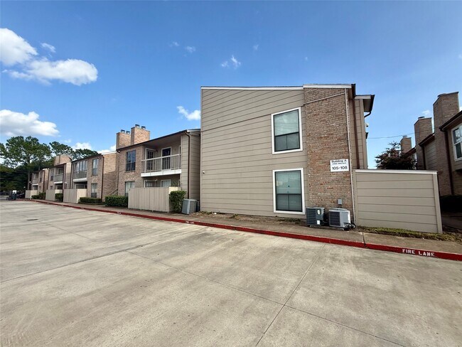 Building Photo - 2100 Wilcrest Dr