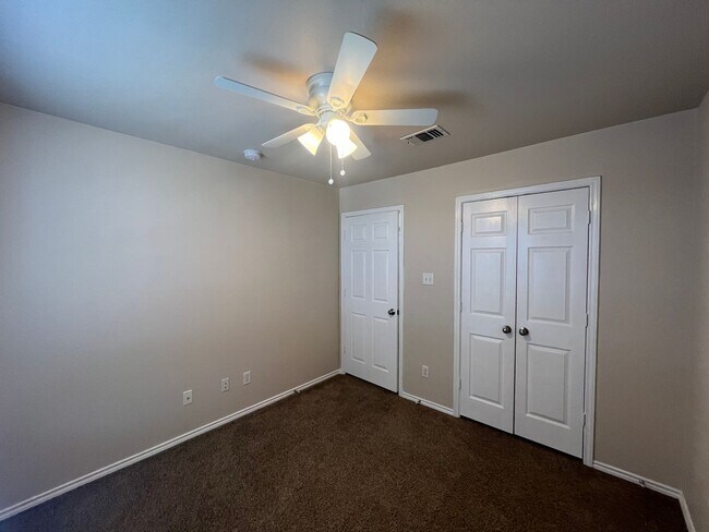 Building Photo - 5811 Golf Bend