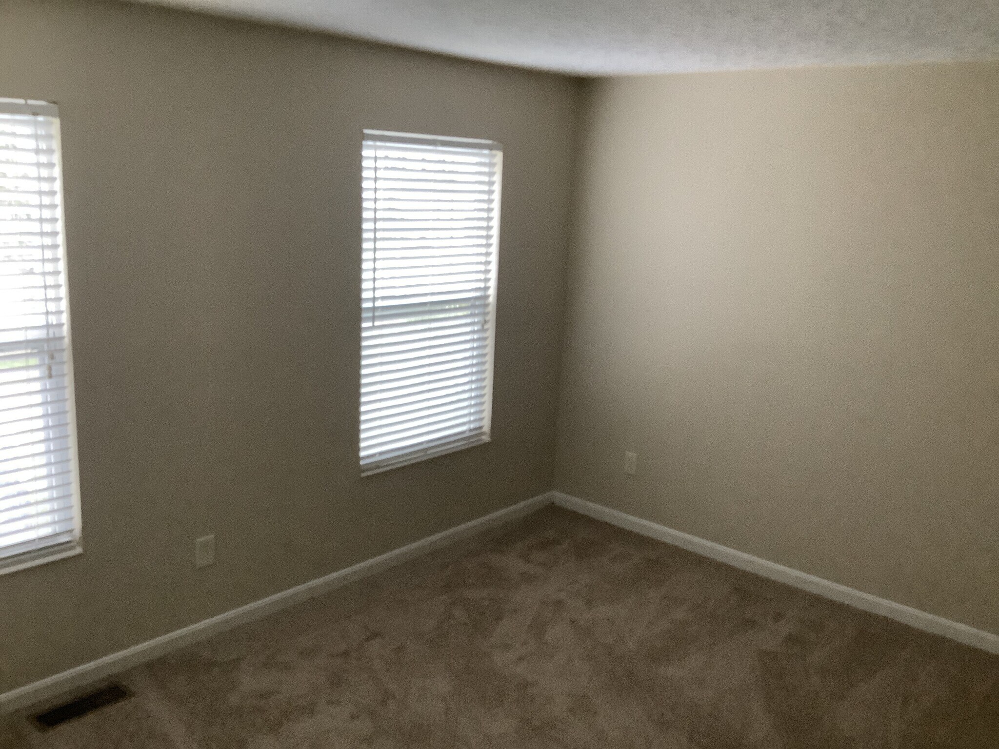 Building Photo - 10236 Meadow Glen Dr