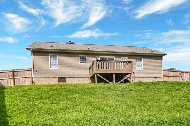 Building Photo - Pet Friendly Three Bedroom!