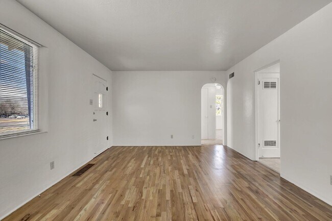 Building Photo - 1201 Janes Ln