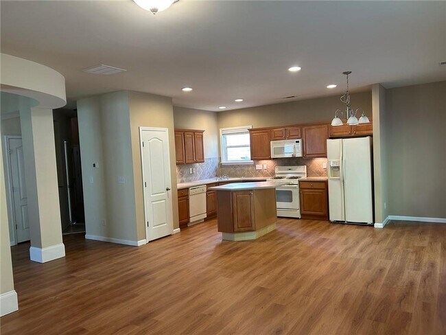 Building Photo - 130 Creekwood Tr