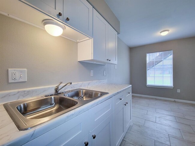 Building Photo - 3206 Lobit Dr
