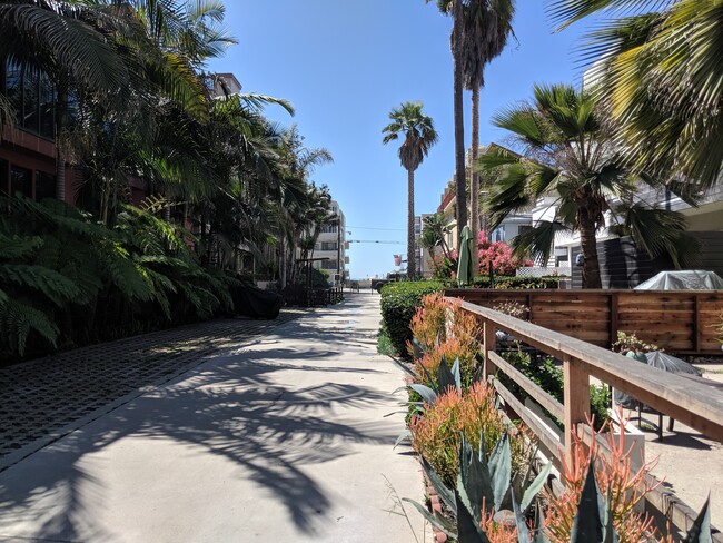 Primary Photo - 39 Catamaran St