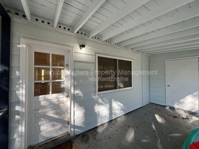 Building Photo - 303 Newcastle Dr