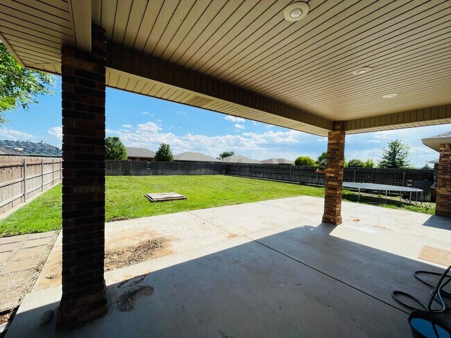 Building Photo - 4 Bedroom, 2 Bath -