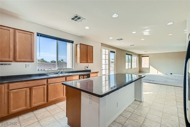 Building Photo - 6464 N Gentle Falls Ln