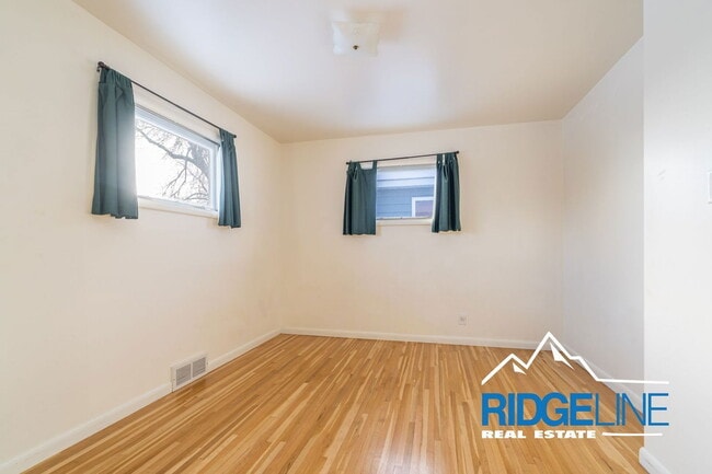 Building Photo - 204 19th Ave NW