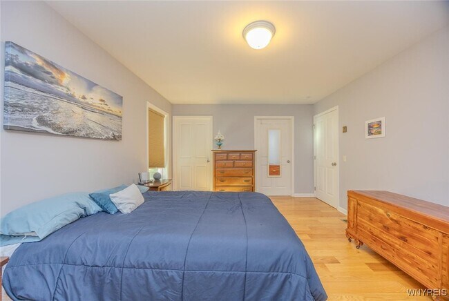 Building Photo - 105 Pine St