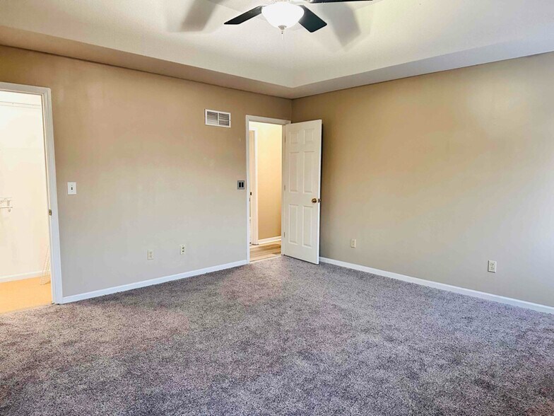 Building Photo - 1142 E Frontier Dr