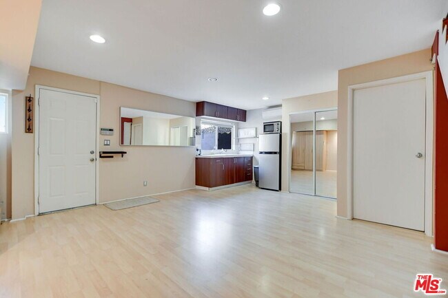 Building Photo - 344 S Swall Dr