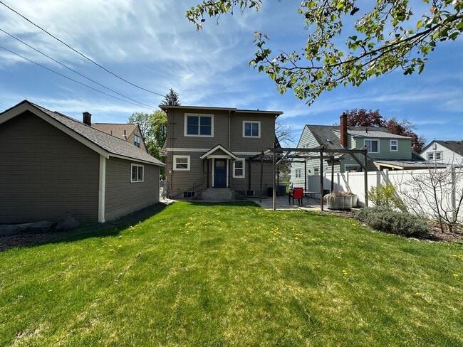Building Photo - Stunning 3-Bedroom Craftsman Home in Kendall Yards