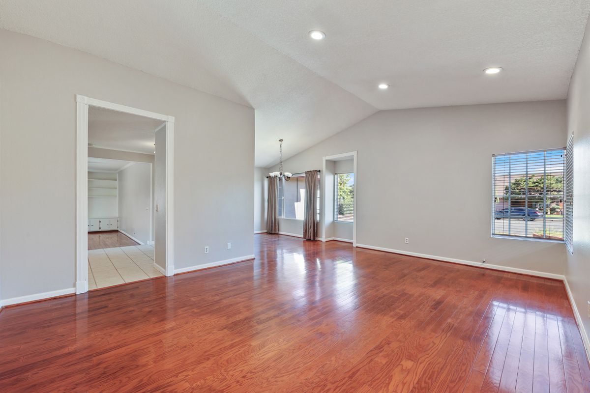 Building Photo - 1042 Bassett Ct
