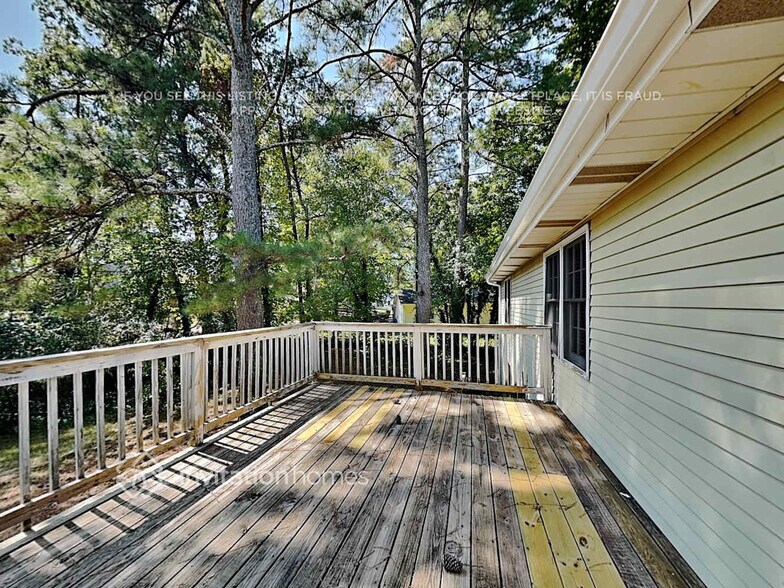 Building Photo - 215 Simpson Dr NE