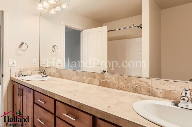 Building Photo - Beautiful 3-Bedroom Hillsboro Home in Desi...