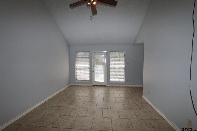 Building Photo - 963 Creekside Drive