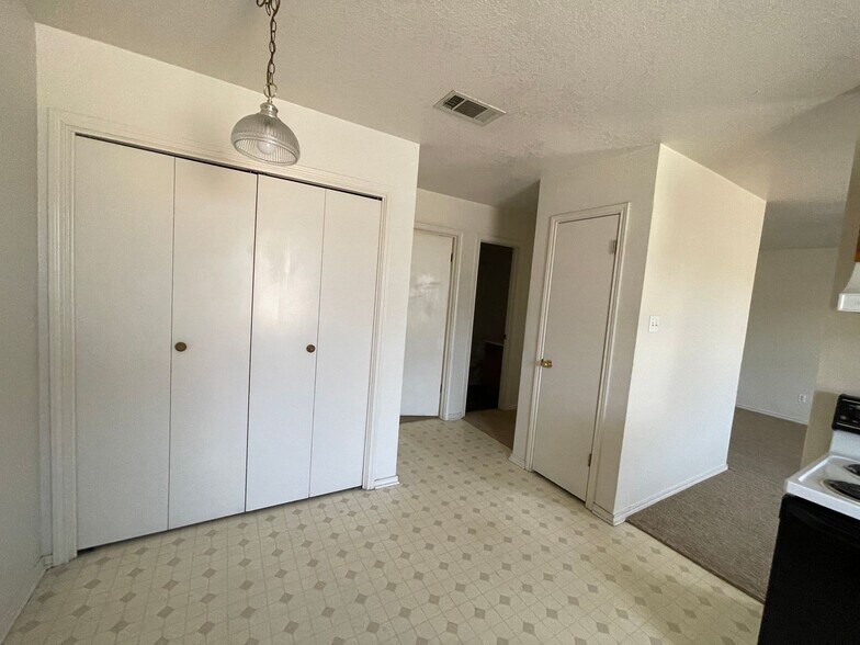 Building Photo - 1801 Cedarhill Dr