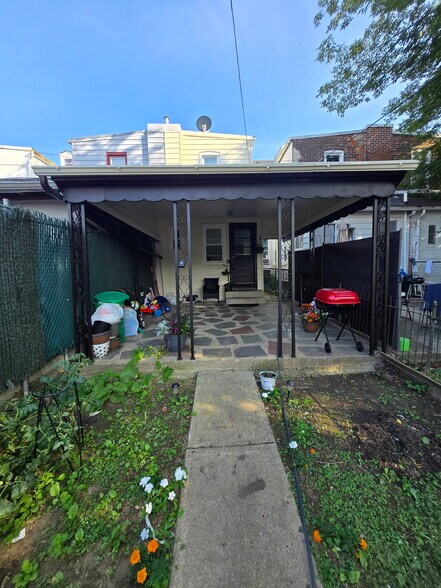 Building Photo - 1131 W Court St