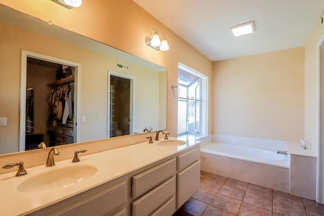 Building Photo - Quiet Cul De Sac Home