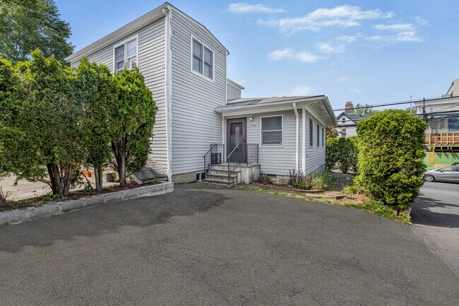 Building Photo - 174 Ashford Ave