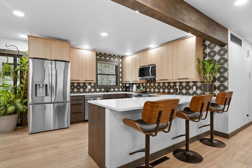 Building Photo - 118 Combs St