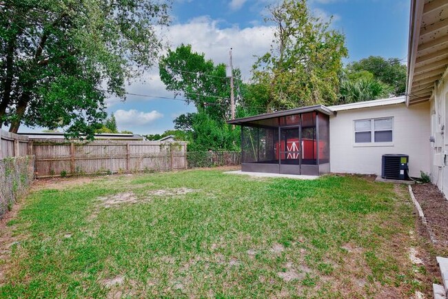 Building Photo - Charming 3/2 Spacious Home with a Large Co...