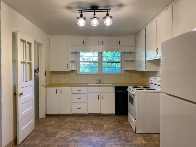 Building Photo - STUDENTS WELCOME! 3 Bedroom/ 1 Bathroom Home One Block from CSU