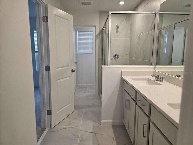 Building Photo - 9835 Walkway Dr