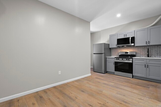 Building Photo - 140 Grand St