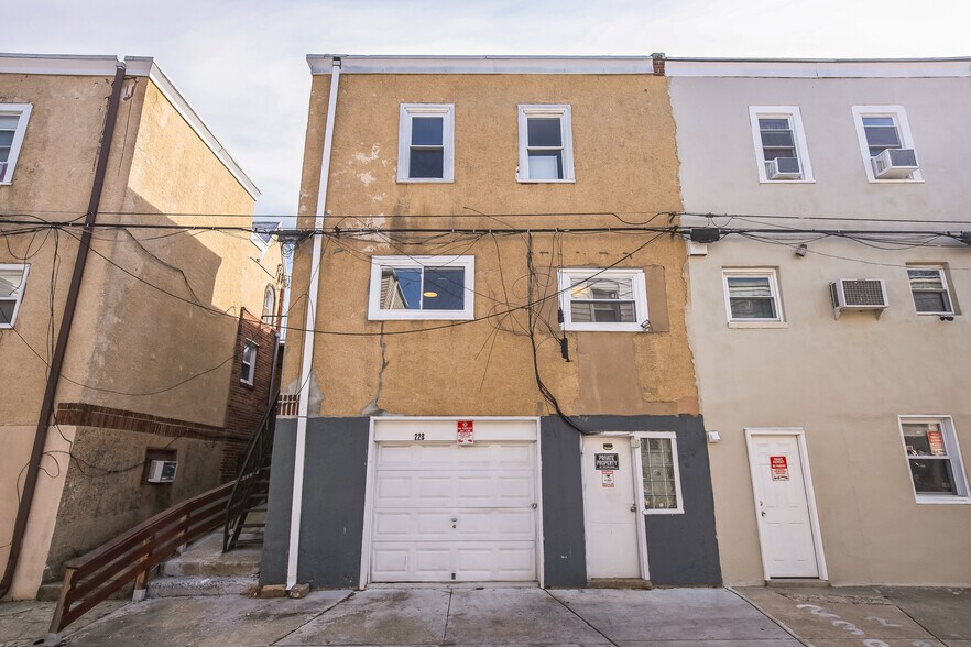 Building Photo - 228 Long Ln