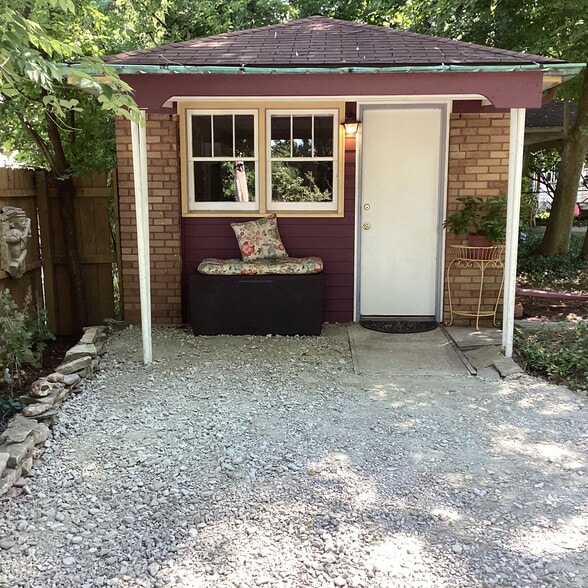 Private studio apartment one block from campus - 1003 E Hunter Ave