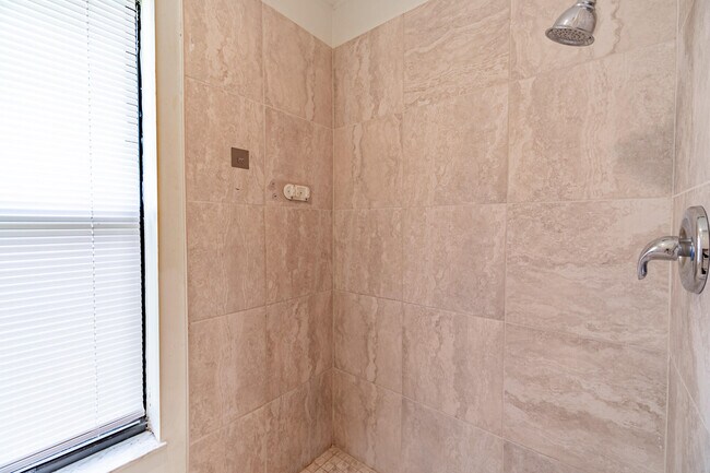 Building Photo - 607 SW Lucero Dr