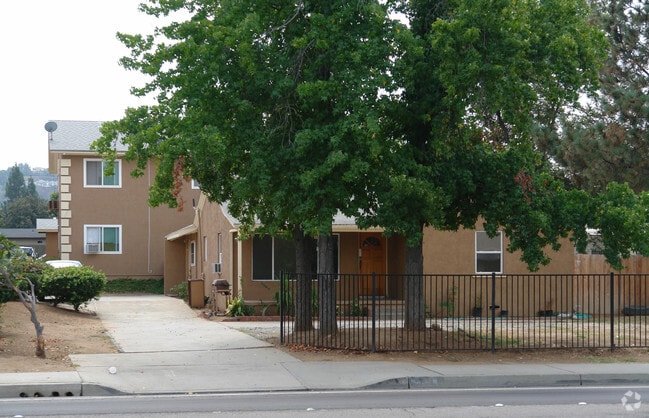 Building Photo - 957 E Washington Ave