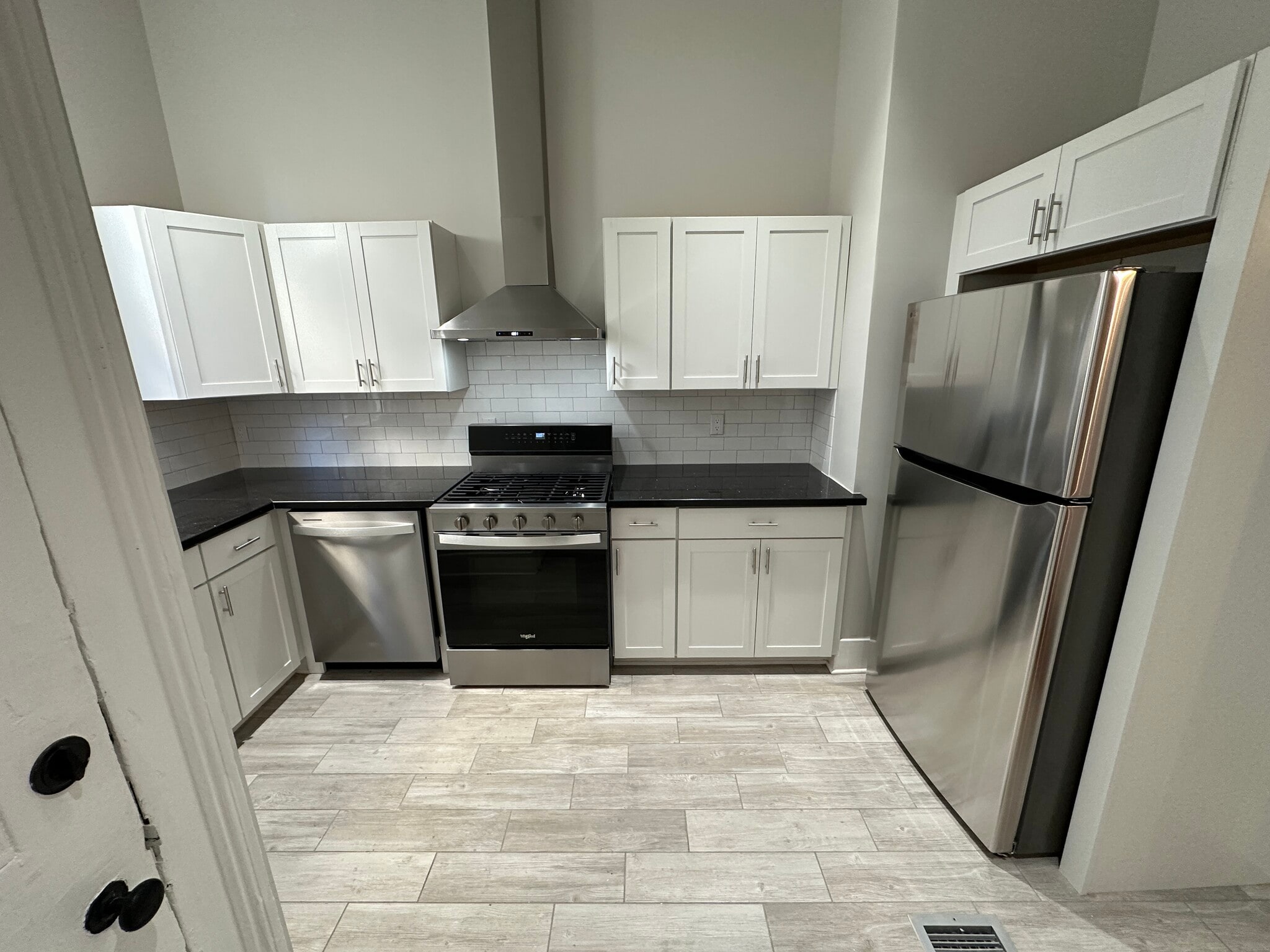 Fully renovated kitchen with granite countertops and all-new stainless steel appliances - 5520 Loyola Ave