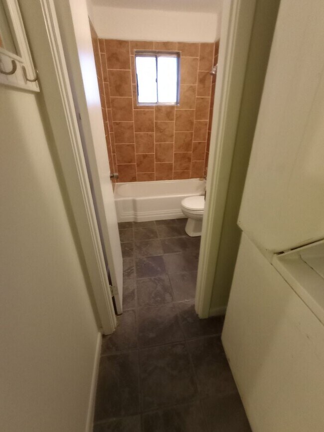Building Photo - Duplex walking distance to UTC!