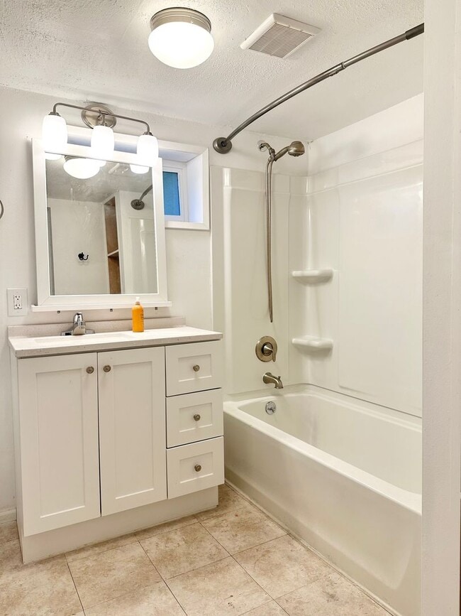Building Photo - Converted Duplex 2 Bed 1 Bath w/ Private Y...