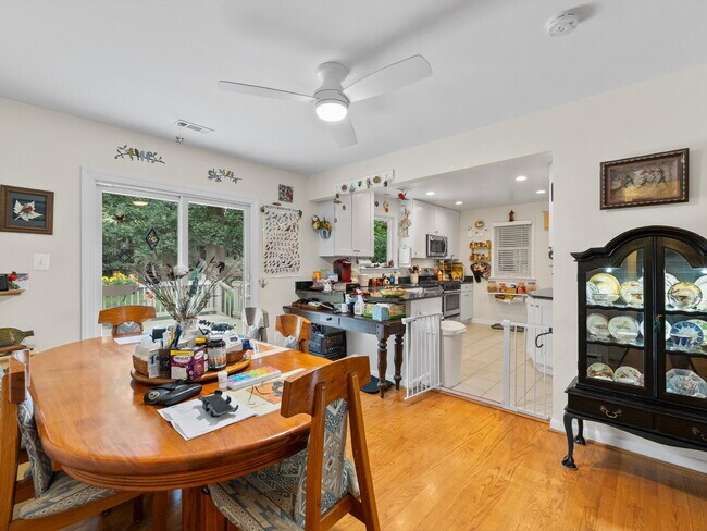 Building Photo - "Stunning 4-Bed Oasis with Granite Eleganc...
