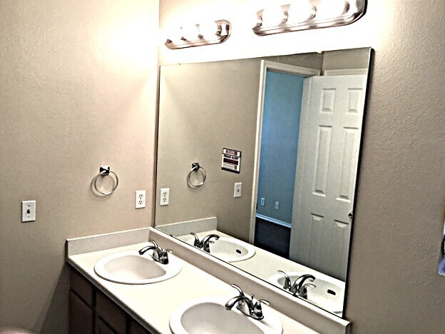 Building Photo - 102 Quail Cir