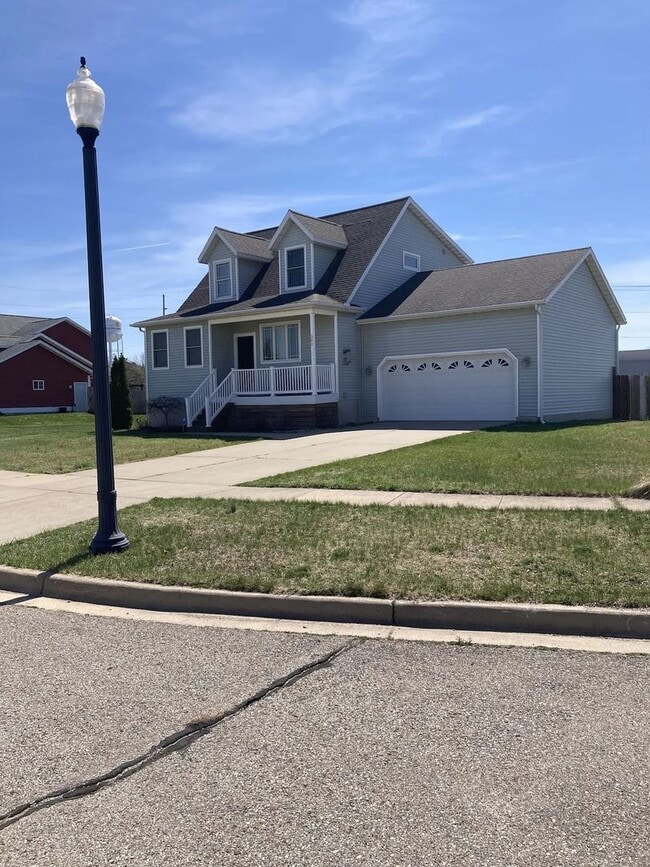 Building Photo - Charming 3 Bedroom, 2.5 Bathroom Home Fully Furnished in Benton Harbor Close to Lake Michigan and...