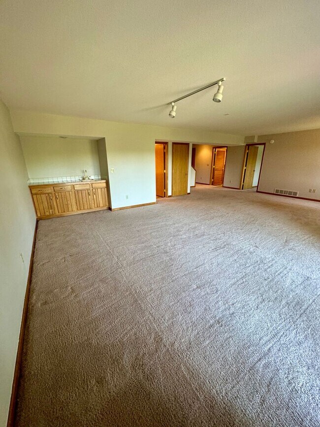 Building Photo - Well Maintained 3 bedroom end unit Townhom...