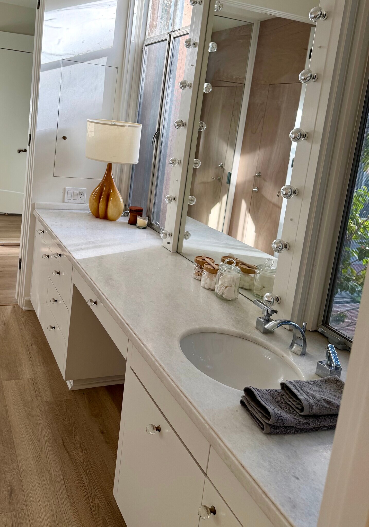 Building Photo - 910 Benedict Canyon Dr