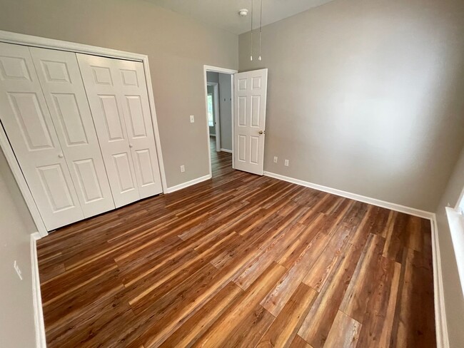 Building Photo - Charming, updated 3br house w/ separate ga...