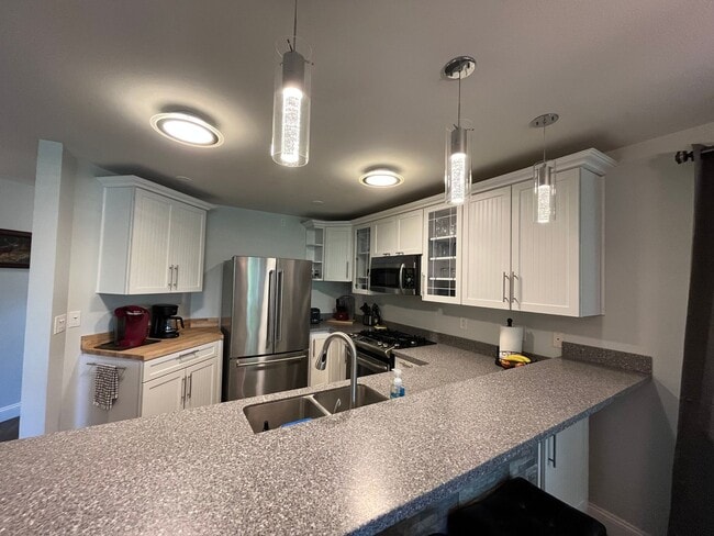 Building Photo - 2 Bed 2 Bath Unfurnished Golf Course Townhouse