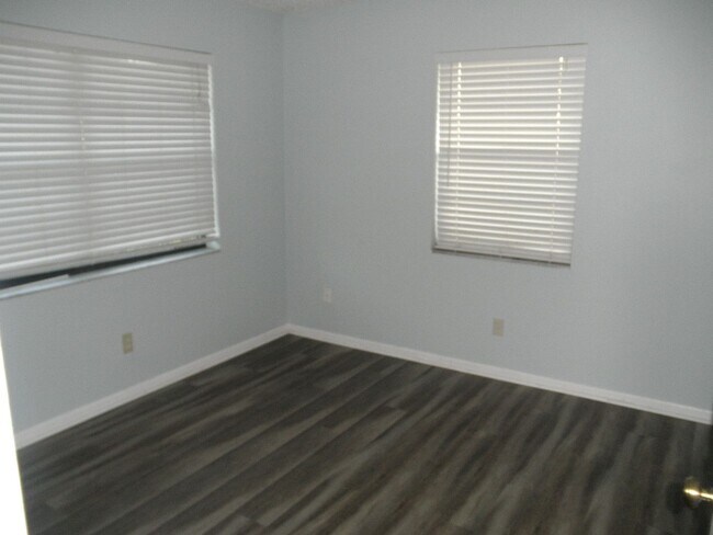 Building Photo - Summit Villas